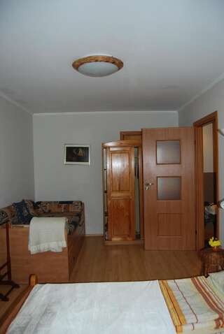 Апартаменты Apartment Stepana Bandery Street Ровно Трехместный номер с ванной комнатой-33